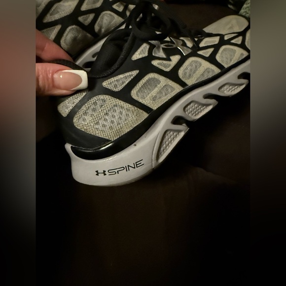 Under Armour Black and Gray  Spine Running Shoes - Mens Sz 8.5 - Picture 4 of 6